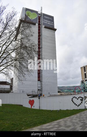 Anzeigen von Grenfell Tower, mit Plane abdecken und Gerüst. Die großen Brand, Juni 2019 14 war, ist Gegenstand einer öffentlichen Untersuchung, fort. Stockfoto