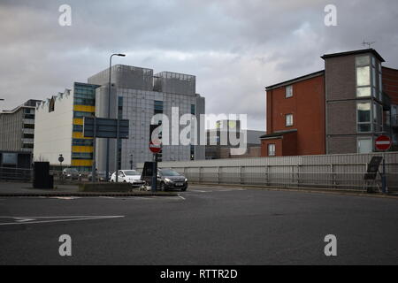 Fernsicht auf Grenfell Turm derzeit renoviert und instandgesetzt. Die Ansicht ist von der Fußgängerampel außerhalb Westfield Geschäften. Stockfoto