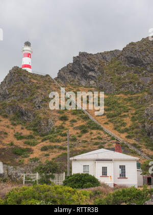 Cape Palliser Leuchtturm, lange Reihe von Schritten von Lighthouse Keepers House, felsige Landschaft, Palliser Bay, Wairarapa, Neuseeland Stockfoto