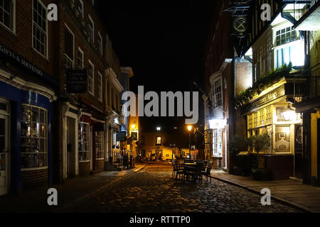 Church Street, Windsor, Berkshire, UK in der Nacht. Church Street ist ein gepflasterten, verkehrsberuhigten Straße mit Bars, Restaurants und Souvenirläden. Stockfoto