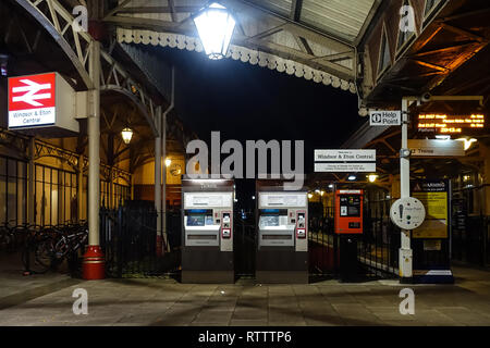 Self Service Automaten in der bahnhofshalle Gegend von Windsor und Eton Hauptbahnhof. Stockfoto