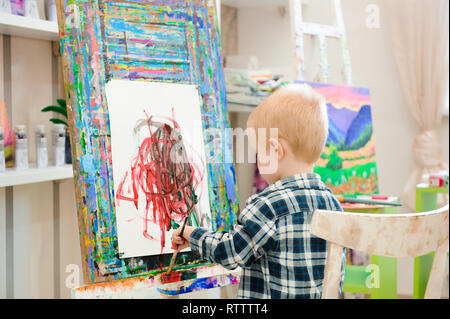 Ein Kind zeichnet ein Bild malt auf Kunst Lektion Stockfoto