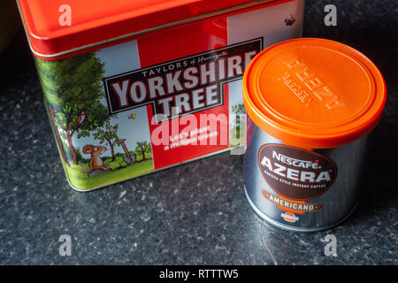Zinn auf Taylors englischen Tee und eine Dose mit Nescafe Americano Kaffee zusammen Stockfoto