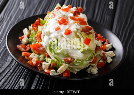 Keil Salat mit blauen Käse, Tomaten und Speck closeup auf einem Teller auf den Tisch. Horizontale Stockfoto