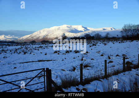 Die Wainwright Blencathra (Saddleback) in der Dämmerung im Winter von einem Layby auf der A 66 im Nationalpark Lake District, Cumbria, England, UK. Stockfoto