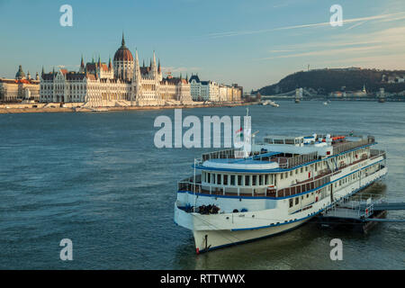 Bootsfahrt auf der Donau in Budapest, Ungarn. Parlament Gebäude in der Ferne. Stockfoto