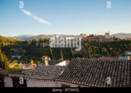 Aussicht auf Alhambra und die schneebedeckte Sierra Nevada von der alten maurischen Viertel Albaicín, Granada, Spanien Stockfoto