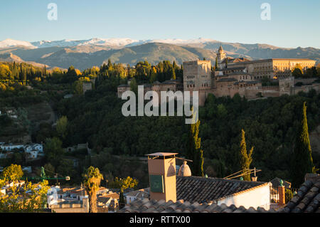 Aussicht auf Alhambra und die schneebedeckte Sierra Nevada von der alten maurischen Viertel Albaicín, Granada, Spanien Stockfoto