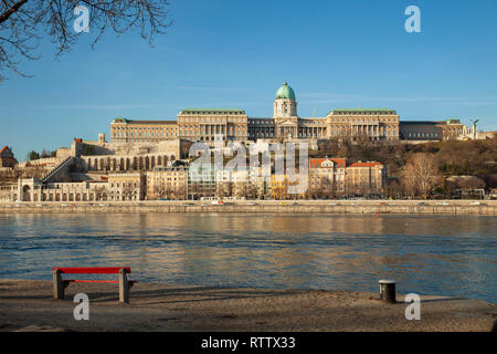 Morgen in Budapest, Ungarn. Die Budaer Burg über die Donau gesehen. Stockfoto