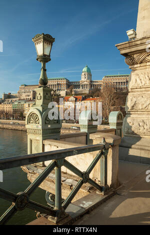 Morgen in Budapest, Ungarn. Die Budaer Burg von der Kettenbrücke gesehen. Stockfoto