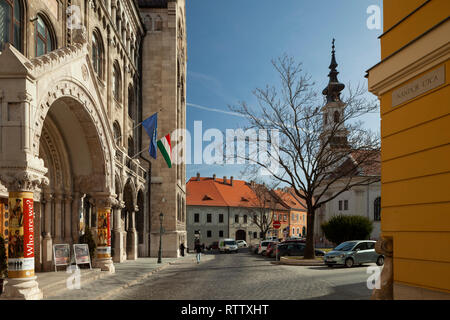 Eingang zu den ungarischen nationalen Archiven Gebäude im Burgviertel von Budapest. Stockfoto