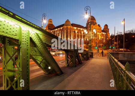 Dämmerung auf Liberty Bridge in Budapest, Ungarn. Stockfoto