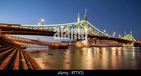 Nacht fällt an der Brücke über die Donau in Budapest, Ungarn. Stockfoto