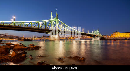 Nacht fällt an der Freiheit (szabadság) Brücke über die Donau in Budapest. Stockfoto