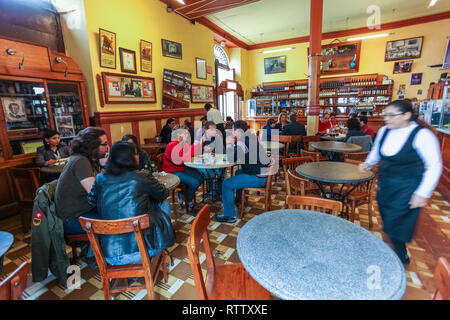 Lima, Peru, Juli 2018: Touristen aus aller besuchen peruanischen traditionellen Essen Restaurants für Ihre internationalen Ruhm erlangte. Stockfoto