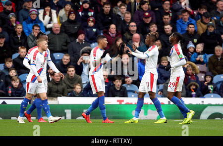 Crystal Palace Wilfried Zaha (Mitte rechts) und Patrick van Baflo erstes Ziel ihrer Seite feiert, ein Eigentor von Burnley von Phillip Bardsley (nicht im Bild) während der Premier League Spiel im Turf Moor, Burnley. Stockfoto