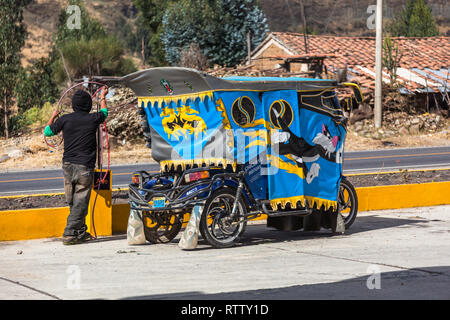 Huaraz, Peru, Juli 2018: Motorisiertes dreirädriges Transport mit Kunststoffabdeckungen, die Beförderung von Personen auf kurzen Strecken, auf der Suche nach Luft in einem Se Stockfoto