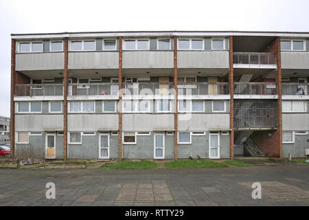 Eine heruntergekommene, 4-stöckigen Block der Rat maisononets in Basildon, Essex, UK. Wohnungen noch belegt, aber für den Abriss vorgesehen. Stockfoto