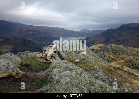 Ullswater aus dem Haufen von Steinen auf dem Gipfel des Wainwright Arnison Crag, Patterdale, Nationalpark Lake District, Cumbria, England, UK. Stockfoto