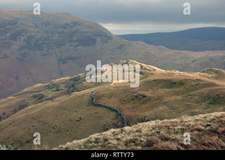 Die wainwrights Arnison Crag und fiel vom Aufstieg von Birks im Patterdale, Nationalpark Lake District, Cumbria, England, UK. Stockfoto