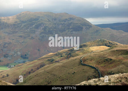 Die wainwrights Arnison Crag und fiel vom Aufstieg von Birks im Patterdale, Nationalpark Lake District, Cumbria, England, UK. Stockfoto