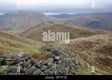 Die wainwrights Arnison Crag und fiel vom Aufstieg von Birks im Patterdale, Nationalpark Lake District, Cumbria, England, UK. Stockfoto