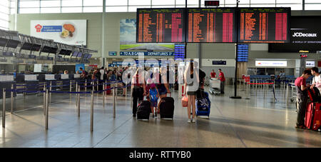 Fluggäste Abflug, am Zeitplan boards Suchen in Vaclav Havel Flughafen Terminal 1, Prag, Tschechische Republik Stockfoto