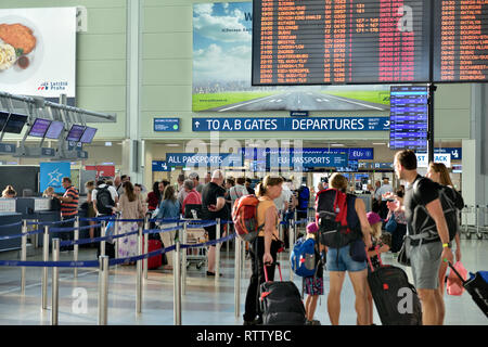 Fluggäste Abflug, am Zeitplan boards Suchen in Vaclav Havel Flughafen Terminal 1, Prag, Tschechische Republik Stockfoto