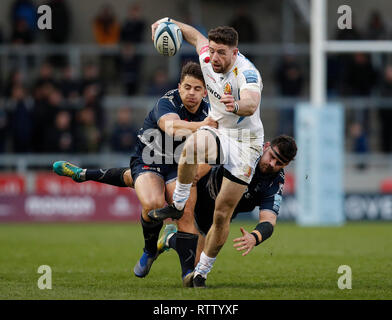 Exeter Häuptlinge' Alex Cuthbert (Mitte) vermeidet einen aus Sale Sharks Rob Webber (rechts) und Rohan Janse van Rensburg während der gallagher Premiership Gleichen an den AJ Bell Stadium, Salford anzugehen. Stockfoto