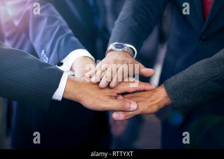 Gruppe von Hispanic Menschen Hand in Hand tragen Anzüge, Teamarbeit und Zusammenarbeit Konzept Stockfoto