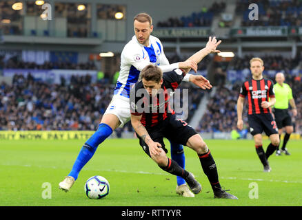 Brighton & Hove Albion Glenn Murray (links) und Huddersfield Town Erik Durm (rechts) Kampf um den Ball während der Premier League Match an der AMEX Stadion, Brighton. Stockfoto