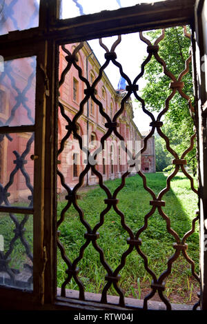 In baufälligen Invalidovna Gebäude in Karlín Gegend von Prag mit Blick durch die vergitterten Fenster in den Innenhof. Gebäude als kulturelle ce wiederhergestellt werden. Stockfoto