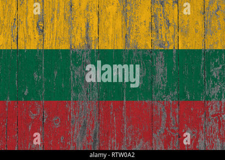 Flagge Litauens auf abgenutzte Holz- Textur Hintergrund gemalt. Stockfoto