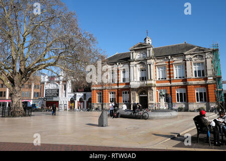 Brixton street Szene mit Tate Zentrale Öffentliche Bibliothek street view von Gebäude in Brixton, Lambeth South London UK KATHY DEWITT Stockfoto