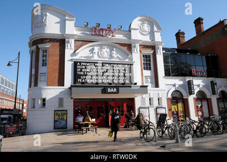 Ritzy Cinema and Bar Außenansicht mit Filmen Filme in Brixton South London England Großbritannien Europa KATHY DEWITT Stockfoto