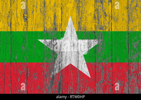 Flagge Myanmar - Burma auf abgenutzte Holz- Textur Hintergrund gemalt. Stockfoto