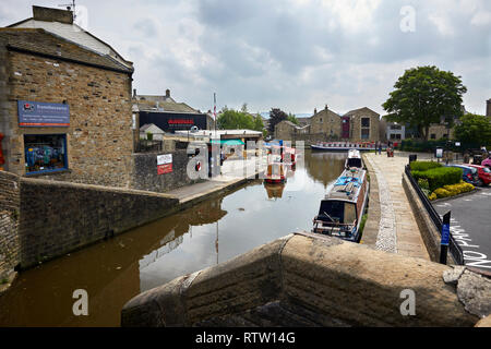 LEEDS UND LIVERPOOL CANAL, Skipton, North Yorkshire, Großbritannien, 31. Mai 2018. Blick über den Kanal zu bunt bemalten Lastkähne in der Innenstadt günstig Stockfoto