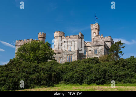 Sommer Urlaub im Lews Castle von Stornoway, Vereinigtes Königreich. Schloss mit grünen Bäumen am blauen Himmel. Hotel im viktorianischen Stil, Architektur und Design. Sehenswürdigkeiten und Attraktionen. Stockfoto