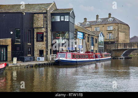 LEEDS UND LIVERPOOL CANAL, Skipton, North Yorkshire, Großbritannien, 31. Mai 2018. Blick über den Kanal zu bunt bemalten Lastkähne in der Innenstadt günstig Stockfoto