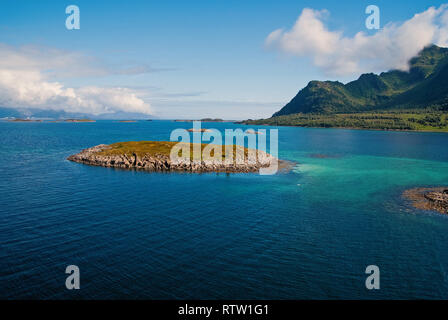 Welt entdecken. Runde Welt Kreuzfahrt. Insel steinig umgeben von idyllischen Meer Wasser in Norwegen. Meereslandschaft mit Insel norwegischen Fjorde. Insel steinigen Klippen Küste. Beste natur Orte in Norwegen besuchen. Stockfoto