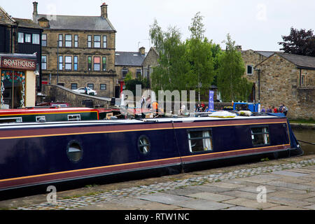 LEEDS UND LIVERPOOL CANAL, Skipton, North Yorkshire, Großbritannien, 31. Mai 2018. Urlauber auf der Treidelpfad außerhalb des Boathouse Bar entspannen durch den Kanal in Stockfoto