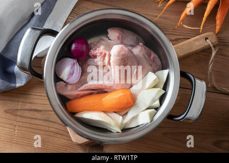 Huhn und frischem Gemüse - Zutaten für die Zubereitung von Knochen Brühe in einen Topf Stockfoto