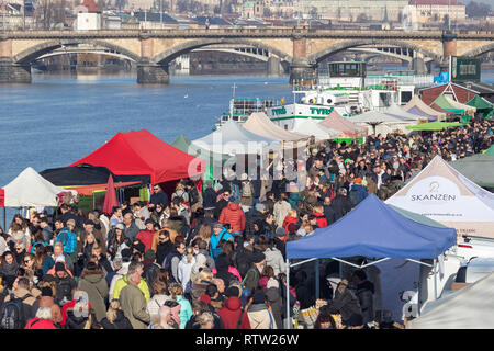 Prag, tschechische Republik - 16. FEBRUAR 2019: die Menschen einkaufen bei den beliebten Bauernmarkt am Naplavka Ufer, mit dem Fluss Moldau in der Rückseite Stockfoto