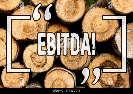 Wort schreiben Text Ebitda. Business Konzept für das Ergebnis vor Steuern wird gemessen mit der Firma perforanalysisce Holz- Hintergrund vintage Holz wil bewerten Stockfoto