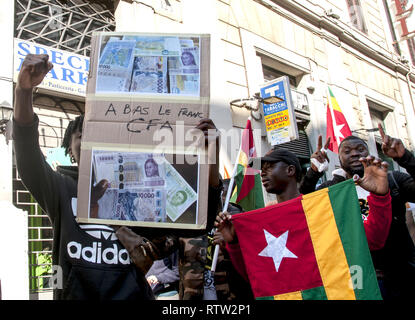 Rom, Italien. 02 Mär, 2019. Demonstration der afrikanischen Gemeinschaften in Rom die französische Regierung zu bitten: Abschaffung des FCFA, Franco von der Frankophonen Kolonien Afrikas; die Abschaffung der kolonialen Vereinbarungen; das Ende der Umstürze und Ermordungen von afrikanischen Präsidenten und Führungskräfte, die Freiheit und Demokratie in ihren Ländern und das Ende der Ausbeutung ist der Plünderung der natürlichen Ressourcen Afrikas wollen. Credit: Patrizia Cortellessa/Pacific Press/Alamy leben Nachrichten Stockfoto