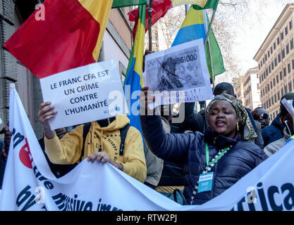 Rom, Italien. 02 Mär, 2019. Demonstration der afrikanischen Gemeinschaften in Rom die französische Regierung zu bitten: Abschaffung des FCFA, Franco von der Frankophonen Kolonien Afrikas; die Abschaffung der kolonialen Vereinbarungen; das Ende der Umstürze und Ermordungen von afrikanischen Präsidenten und Führungskräfte, die Freiheit und Demokratie in ihren Ländern und das Ende der Ausbeutung ist der Plünderung der natürlichen Ressourcen Afrikas wollen. Credit: Patrizia Cortellessa/Pacific Press/Alamy leben Nachrichten Stockfoto