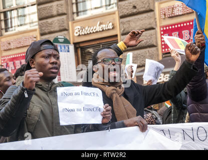 Rom, Italien. 02 Mär, 2019. Demonstration der afrikanischen Gemeinschaften in Rom die französische Regierung zu bitten: Abschaffung des FCFA, Franco von der Frankophonen Kolonien Afrikas; die Abschaffung der kolonialen Vereinbarungen; das Ende der Umstürze und Ermordungen von afrikanischen Präsidenten und Führungskräfte, die Freiheit und Demokratie in ihren Ländern und das Ende der Ausbeutung ist der Plünderung der natürlichen Ressourcen Afrikas wollen. Credit: Patrizia Cortellessa/Pacific Press/Alamy leben Nachrichten Stockfoto