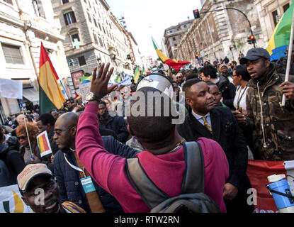 Rom, Italien. 02 Mär, 2019. Demonstration der afrikanischen Gemeinschaften in Rom die französische Regierung zu bitten: Abschaffung des FCFA, Franco von der Frankophonen Kolonien Afrikas; die Abschaffung der kolonialen Vereinbarungen; das Ende der Umstürze und Ermordungen von afrikanischen Präsidenten und Führungskräfte, die Freiheit und Demokratie in ihren Ländern und das Ende der Ausbeutung ist der Plünderung der natürlichen Ressourcen Afrikas wollen. Credit: Patrizia Cortellessa/Pacific Press/Alamy leben Nachrichten Stockfoto