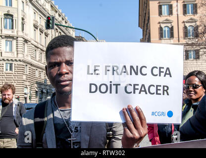 Rom, Italien. 02 Mär, 2019. Demonstration der afrikanischen Gemeinschaften in Rom die französische Regierung zu bitten: Abschaffung des FCFA, Franco von der Frankophonen Kolonien Afrikas; die Abschaffung der kolonialen Vereinbarungen; das Ende der Umstürze und Ermordungen von afrikanischen Präsidenten und Führungskräfte, die Freiheit und Demokratie in ihren Ländern und das Ende der Ausbeutung ist der Plünderung der natürlichen Ressourcen Afrikas wollen. Credit: Patrizia Cortellessa/Pacific Press/Alamy leben Nachrichten Stockfoto