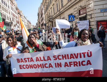 Rom, Italien. 02 Mär, 2019. Demonstration der afrikanischen Gemeinschaften in Rom die französische Regierung zu bitten: Abschaffung des FCFA, Franco von der Frankophonen Kolonien Afrikas; die Abschaffung der kolonialen Vereinbarungen; das Ende der Umstürze und Ermordungen von afrikanischen Präsidenten und Führungskräfte, die Freiheit und Demokratie in ihren Ländern und das Ende der Ausbeutung ist der Plünderung der natürlichen Ressourcen Afrikas wollen. Credit: Patrizia Cortellessa/Pacific Press/Alamy leben Nachrichten Stockfoto